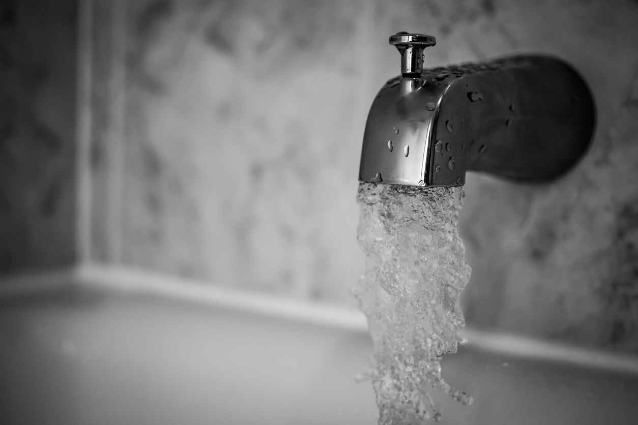 Running bathtub faucet